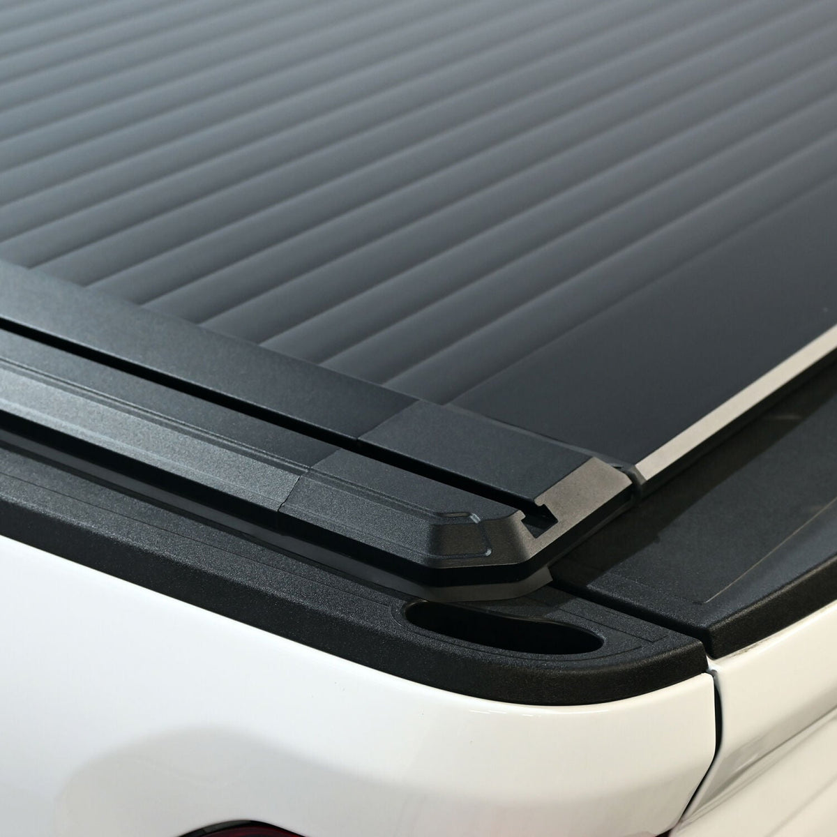 Ford F-250/F-350 Super Duty 2017-2026, Westin Manual Retractable Tonneau Cover, 81.9in Bed, view 21