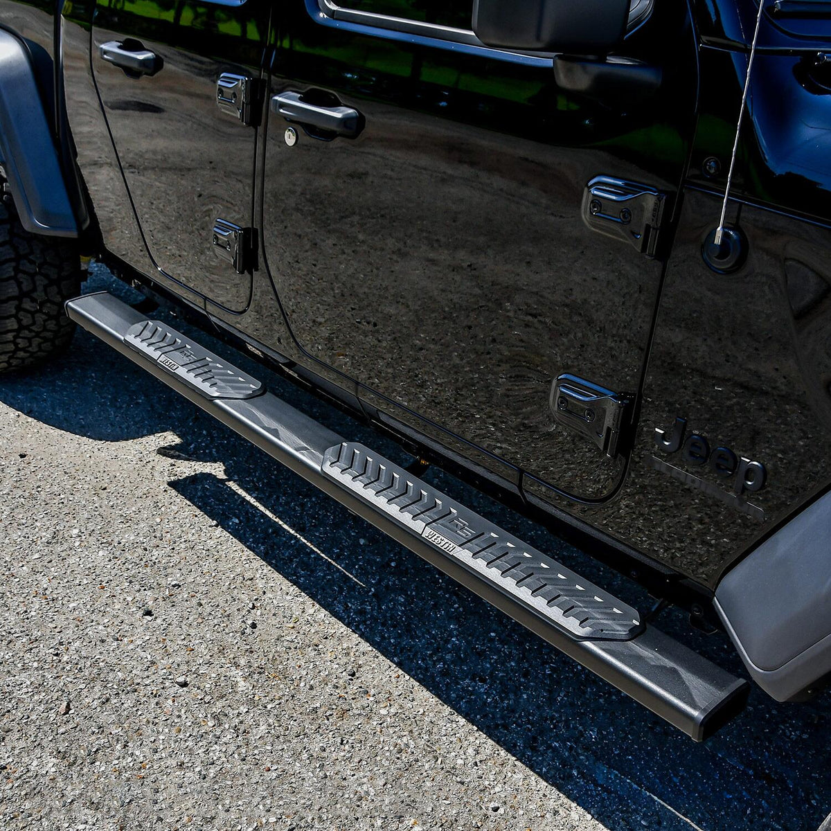 Jeep Gladiator JT 2020-2026, Westin R5 Nerf Step Bars, Textured Black, view 8