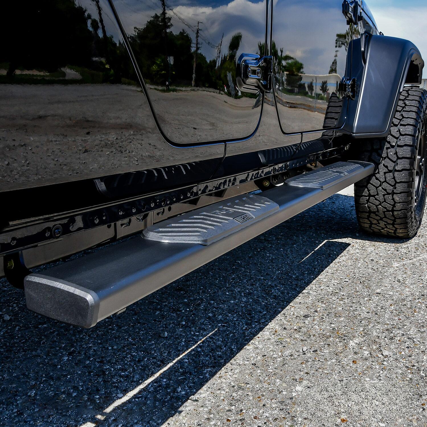 Jeep Gladiator JT 2020-2026, Westin R5 Nerf Step Bars, Textured Black, view 11