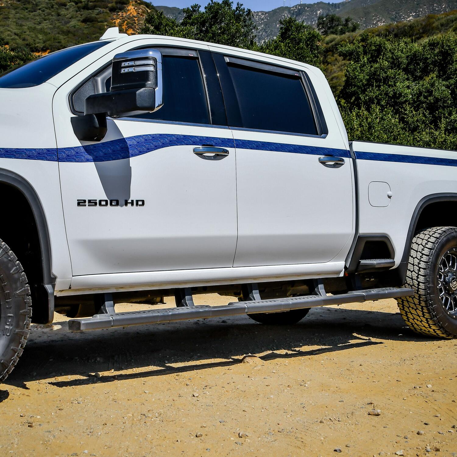 Chevrolet Silverado & GMC Sierra 2500 HD/3500 HD 2020-2026, Westin R5 M-Series XD Wheel to Wheel Nerf Step Bars, 82.2in Bed, Textured Black, view 6