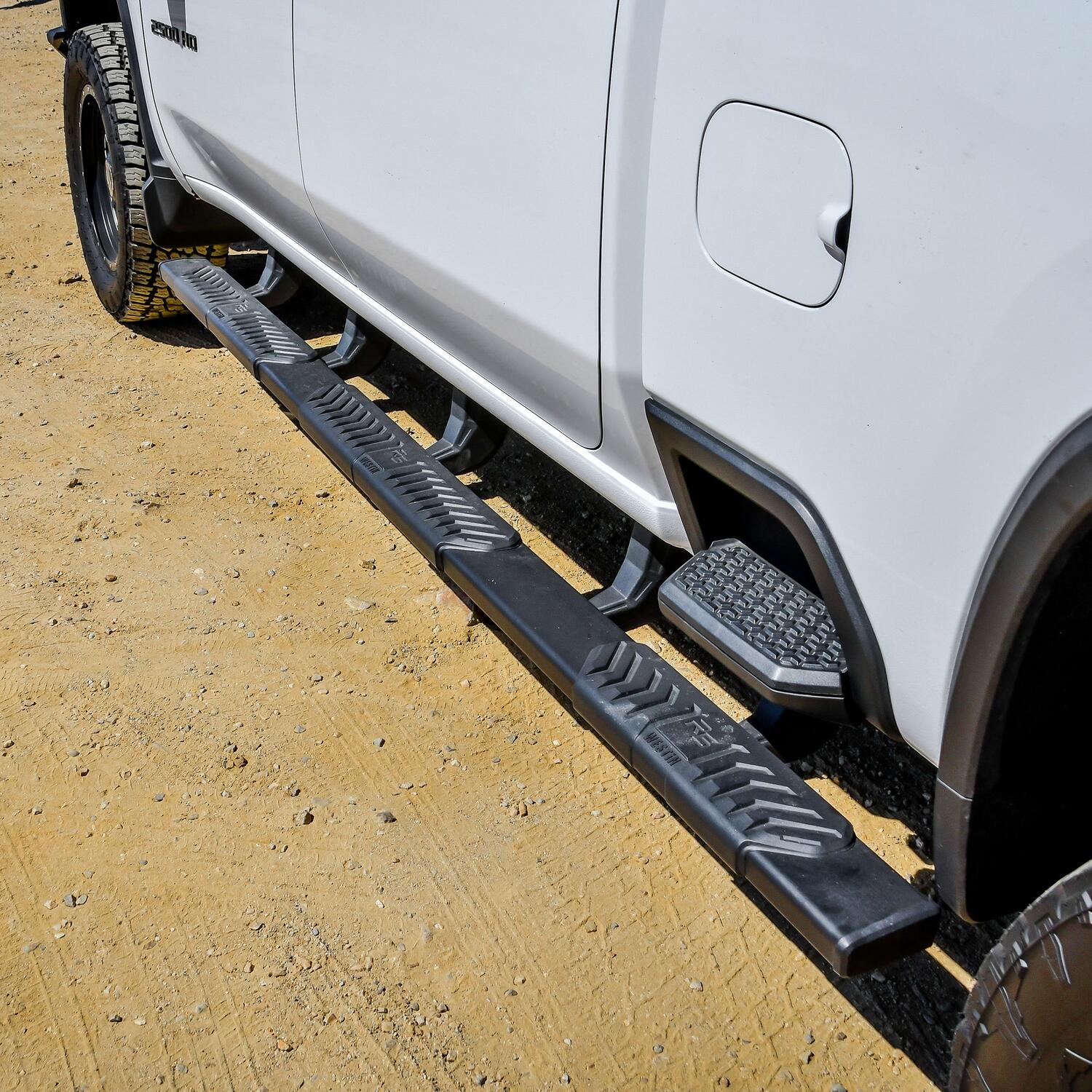 Chevrolet Silverado & GMC Sierra 2500 HD/3500 HD 2020-2026, Westin R5 M-Series XD Wheel to Wheel Nerf Step Bars, 82.2in Bed, Textured Black, view 8
