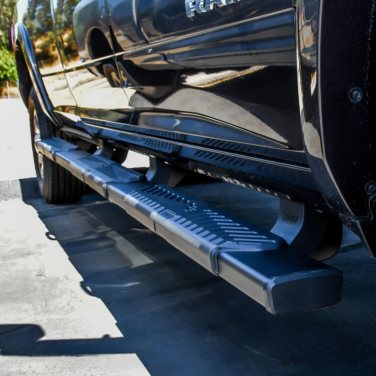 Ram 2500/3500 2019-2026, Westin R5 M-Series Wheel-to-Wheel Nerf Step Bars, 98.3in Bed, Textured Black, view 8