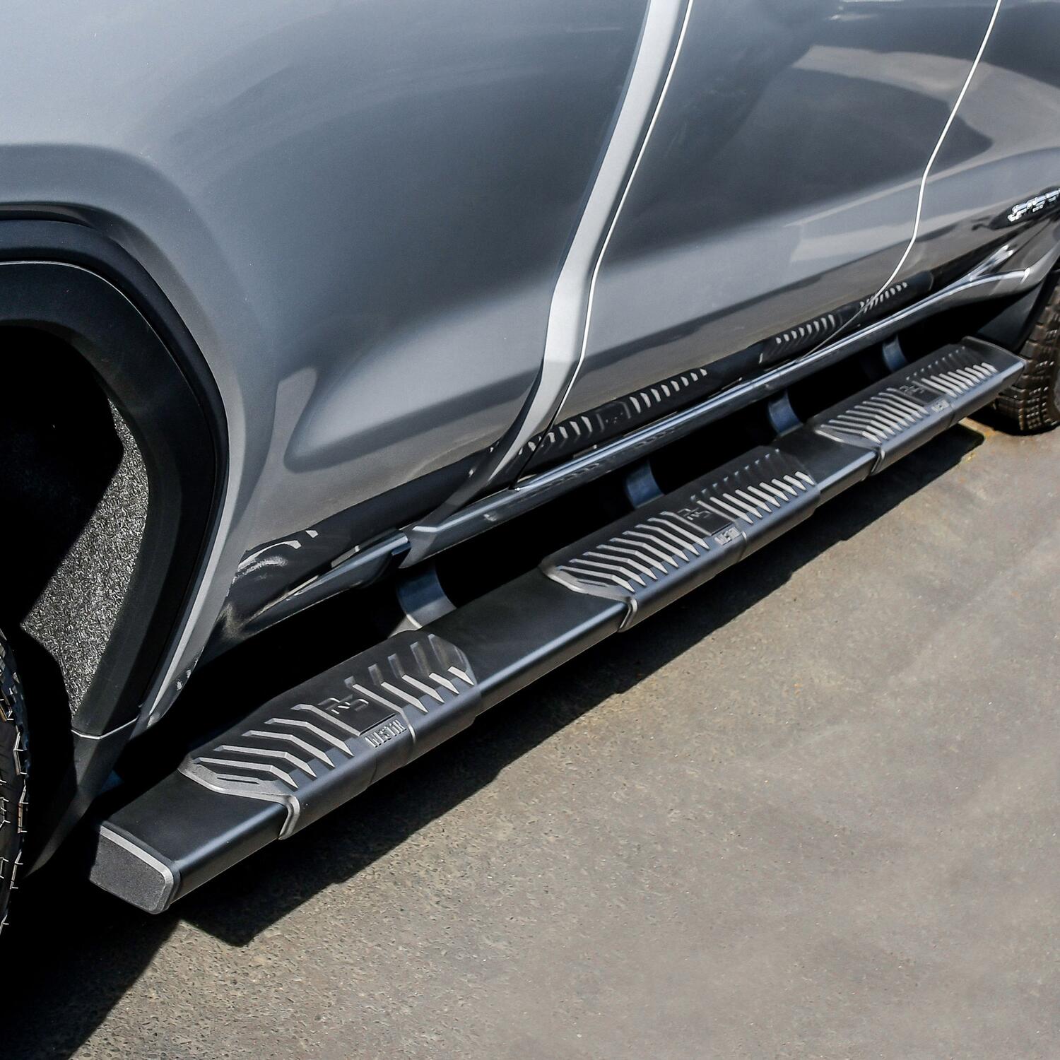 Chevrolet Silverado & GMC Sierra 1500 2019-2026 Crew Cab, Westin R5 M-Series Wheel-to-Wheel Nerf Step Bars, Textured Black, 79.4in Bed, view 9