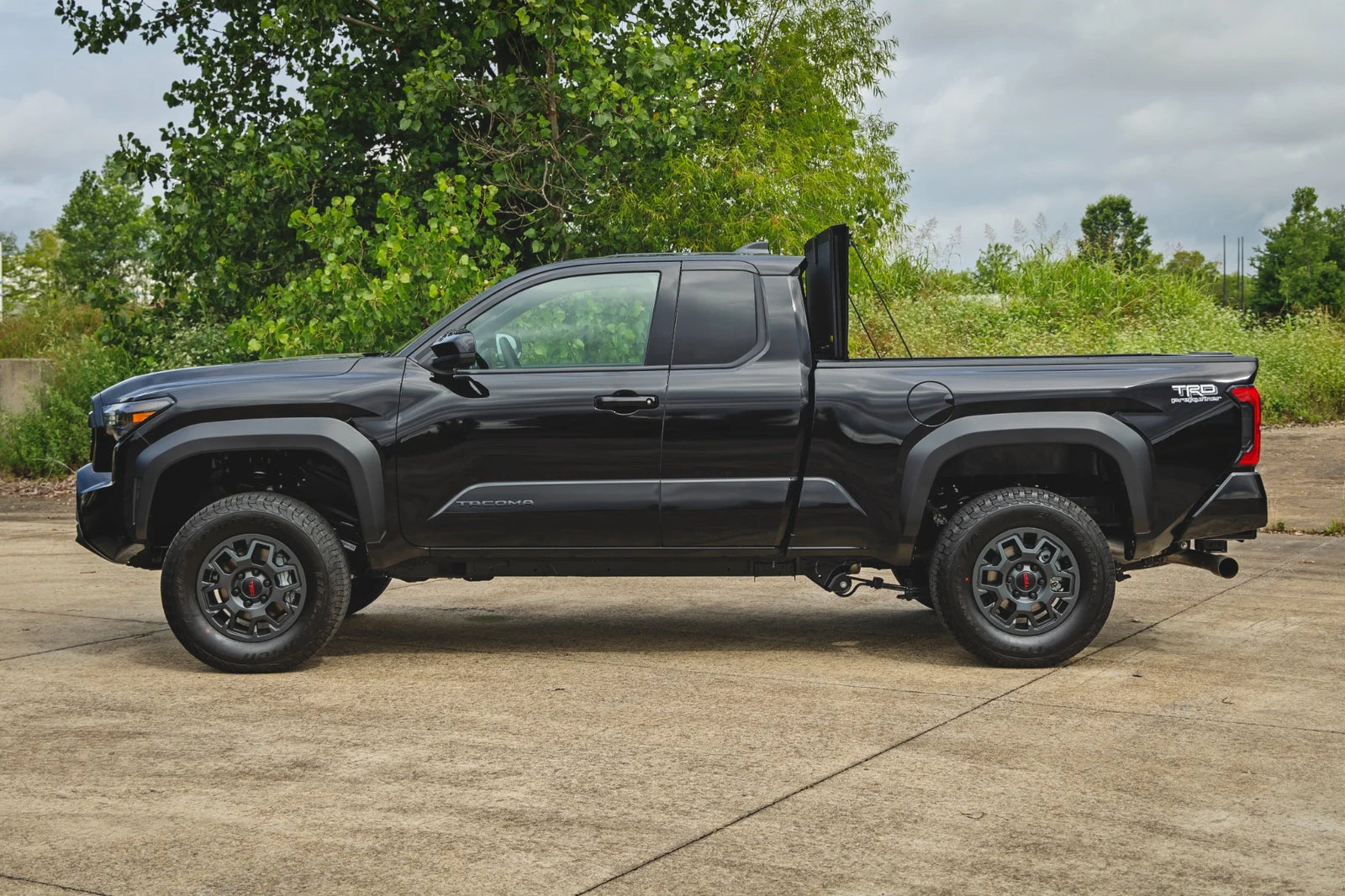 2024-26 Toyota Tacoma 5ft Bed Rough Country Hard Tri-Fold Flip Up Bed Cover